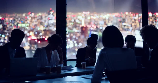 Empresários que trabalham juntos no escritório à noite. conceito de trabalho em equipe e parceria. — Fotografia de Stock