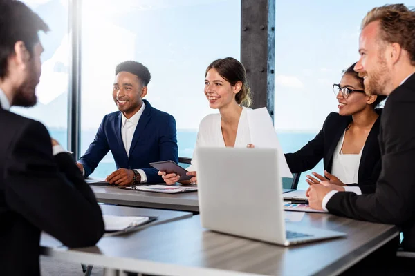 Gente de negocios que trabajan juntos en la oficina. Concepto de trabajo en equipo y asociación —  Fotos de Stock