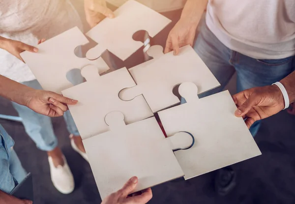 Trabajo en equipo de socios. Concepto de integración y puesta en marcha con piezas de rompecabezas — Foto de Stock