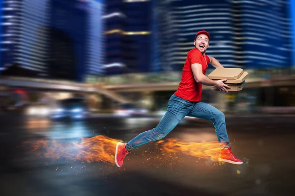 Courier corre rápido para entregar rápidamente pizzas con pies ardientes. Antecedentes cian — Foto de Stock