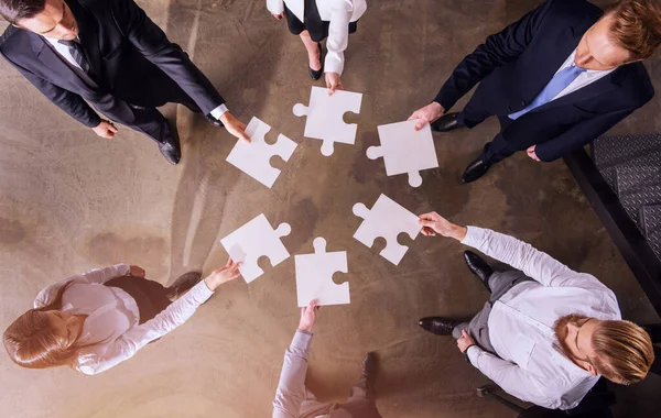 Teamwork van partners. Concept van integratie en opstarten met puzzelstukjes — Stockfoto