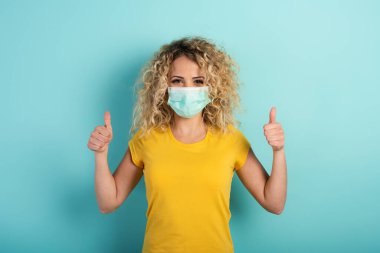 Kız covid 19 koronavirüsün yenilmesi konusunda iyimser. Cyan arkaplanı