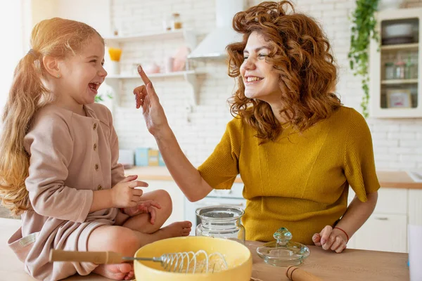 Madre e hija preparan un pastel juntas en la cocina — Foto de Stock