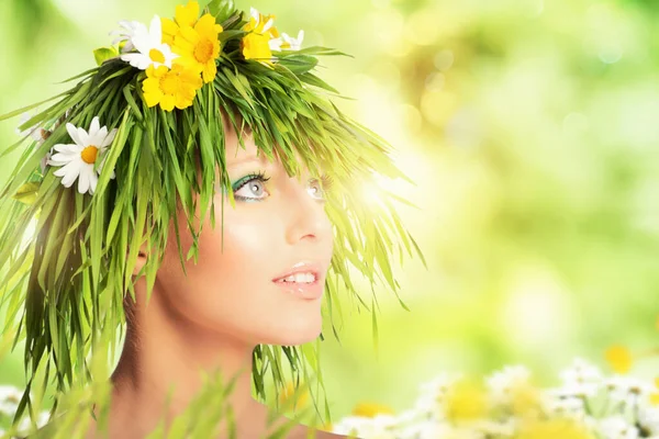 Moder natur skönhet koncept med flicka hår av blommor och gräs. — Stockfoto