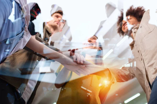 Gente de negocios poniendo sus manos juntas. Concepto de trabajo en equipo y asociación — Foto de Stock