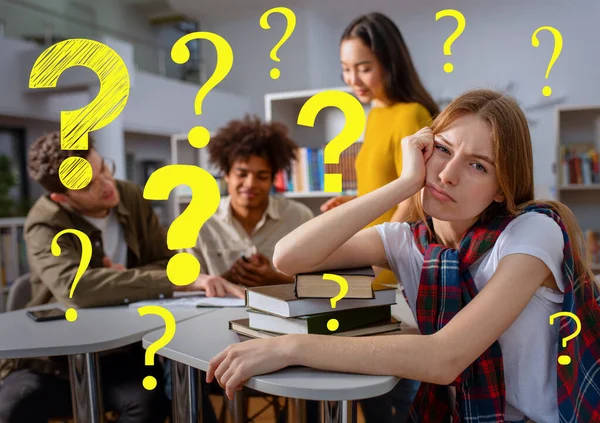 Moe universitaire student heeft moeite om te studeren. Concept van stress, vraag en moeilijkheid — Stockfoto