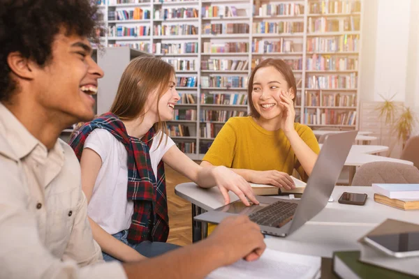 Universiteitsstudenten studeren samen in een bibliotheek. Concept van teamwork en voorbereiding — Stockfoto