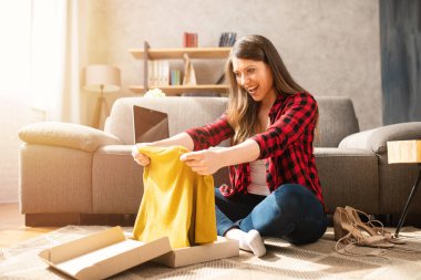 Mutlu kız internetten sipariş edilmiş bir paket aldı.