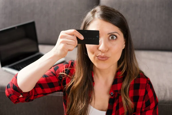 Menina está pronta para pagar com cartão de crédito em uma loja online — Fotografia de Stock