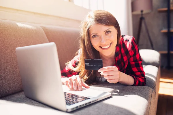 Chica está listo para pagar con tarjeta de crédito en una tienda en línea —  Fotos de Stock