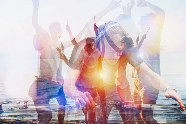 Dj joue de la musique à la fête à la plage avec des danseurs en superposition — Photo