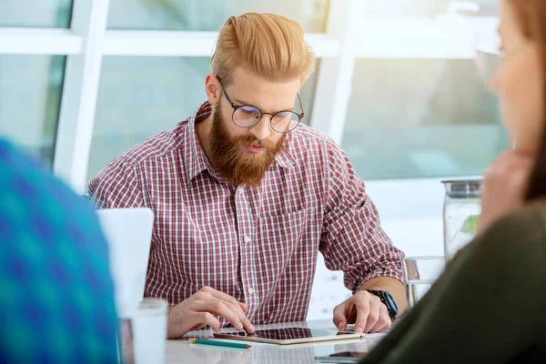 Un homme d'affaires travaille au bureau avec une tablette. Concept de partage internet — Photo