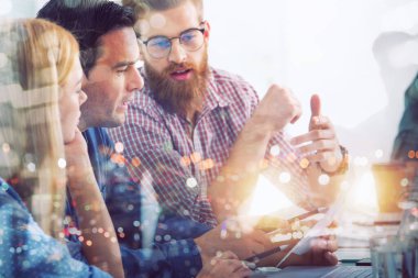 Ofiste birlikte çalışan iş adamları. Takım çalışması ve ortaklık kavramı