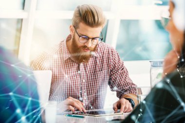 İşadamı ofisinde bir tabletle çalışıyor. İnternet paylaşım kavramı