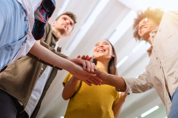 Geschäftsleute legen die Hände zusammen. Konzept der Teamarbeit und Partnerschaft — Stockfoto