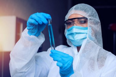 Tıp bilimi laboratuvarı. Coperid-19 koronavirüse karşı bakteri araştırması kavramı