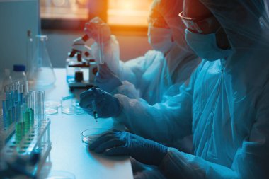 Tıp bilimi laboratuvarı. Coperid-19 koronavirüse karşı bakteri araştırması kavramı