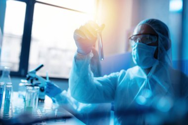 Tıp bilimi laboratuvarı. Coperid-19 koronavirüse karşı bakteri araştırması kavramı