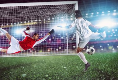 Kaleci bir futbol maçı sırasında topu stadyumda yakalar..