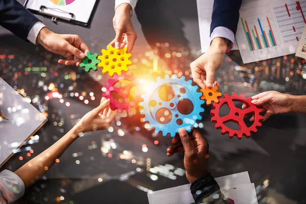 Affärsteamet kopplar ihop kugghjul. Teamwork, partnerskap och integration — Stockfoto