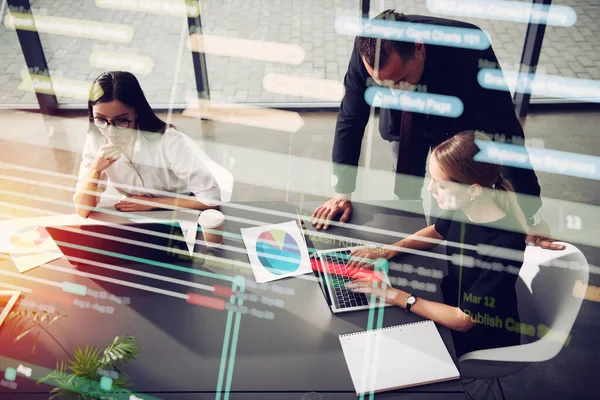 Gente de negocios que trabajan juntos en la oficina. Concepto de trabajo en equipo y asociación — Foto de Stock