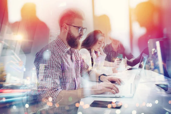 Geschäftsmann im Büro über Internet-Netzwerk verbunden. Konzept des Start-up-Unternehmens — Stockfoto