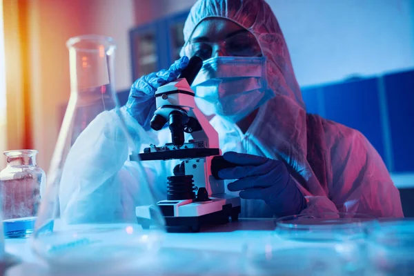 Doctor in the laboratory analyzes samples under a microscope. Pharmaceutical treatment concept. — Stock Photo, Image