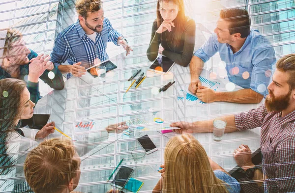 Gente de negocios que trabajan juntos en la oficina. Concepto de trabajo en equipo y asociación — Foto de Stock