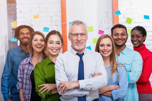 Happy tim bisnis di kantor. Konsep positif, startup, kemitraan dan integrasi — Stok Foto