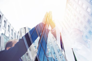 Ofis dışında üç iş adamı beşlik çaktı. Işık efektli çift pozlama