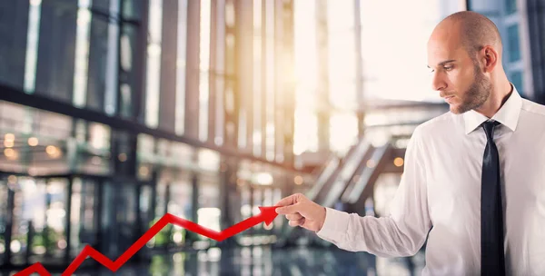 Geschäftsmann versucht, die Unternehmensstatistik zu verbessern. Konzept von Erfolg und Entschlossenheit — Stockfoto