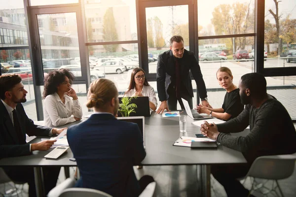 Gente de negocios que trabajan juntos en la oficina. Concepto de trabajo en equipo y asociación —  Fotos de Stock