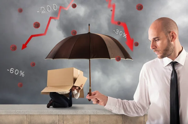 Konzept der Unterstützung in Ihrem Geschäft mit einem großen Geschäftsmann, der einen Regenschirm hält — Stockfoto