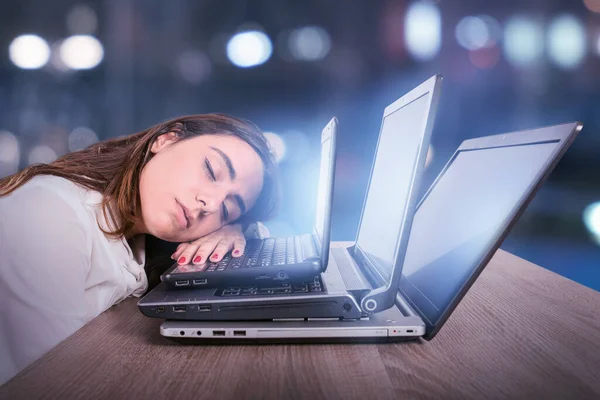 Affärskvinna är trött på grund av för mycket arbete. Begreppet stress och överarbete — Stockfoto