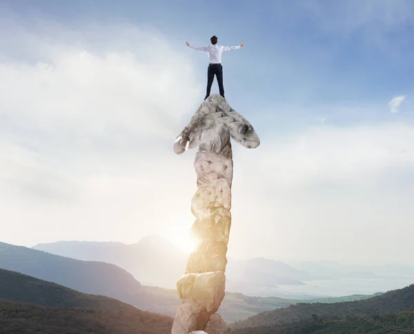 Az üzletember felmászik egy nyíl alakú hegyre. a statisztika javításának fogalma — Stock Fotó