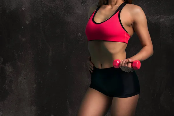 Mujer muscular está entrenando con pesas pesadas en el gimnasio — Foto de Stock