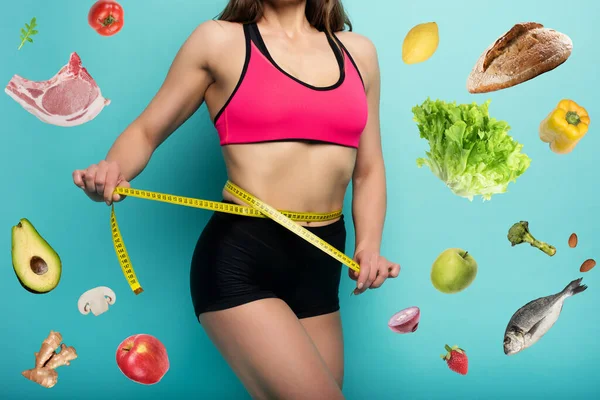 Vastberaden Sport vrouw heeft een uitstekende fysieke vorm en meten met de meter. Cyaan achtergrond — Stockfoto