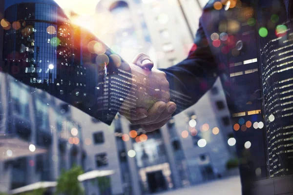 Un apretón de manos en la oficina. concepto de trabajo en equipo y asociación. —  Fotos de Stock