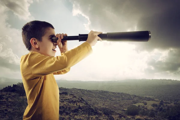 Child with spyglass looks far for a new adventure — Stock Photo, Image