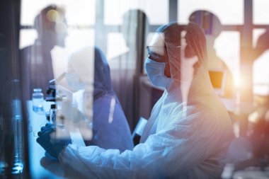 Tıp bilimi laboratuvarı. Coperid-19 koronavirüse karşı bakteri araştırması kavramı