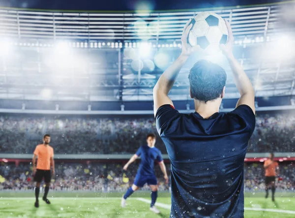 Jugador de fútbol listo para pasar la pelota en el estadio durante un partido de noche. —  Fotos de Stock