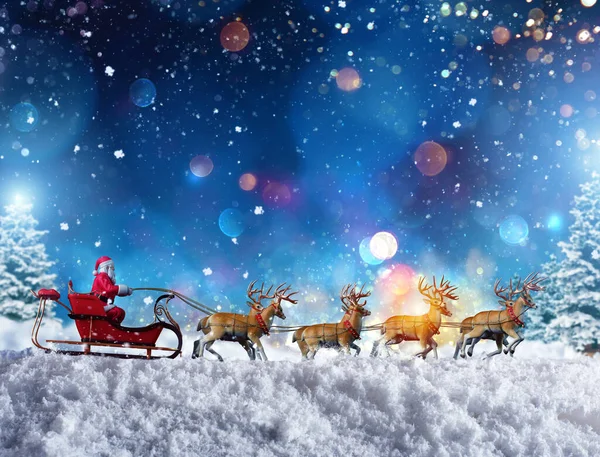 Santa claus in a sleigh ready to deliver presents with sleigh — Stock Photo, Image