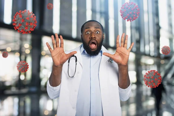 Le docteur a peur à cause de l'attaque du virus codiv19. Cyan fond — Photo