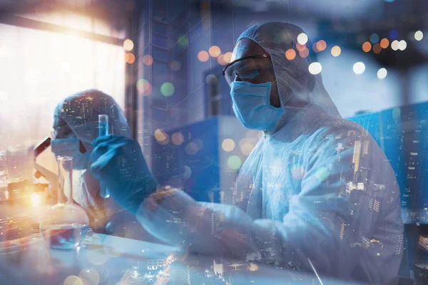 Laboratório de Ciências Médicas. Conceito de pesquisa de bactérias contra o coronavírus covid-19 — Fotografia de Stock