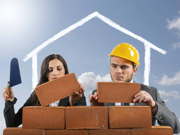 Casal trabalha como pedreiros para construir uma casa para ter uma família — Fotografia de Stock