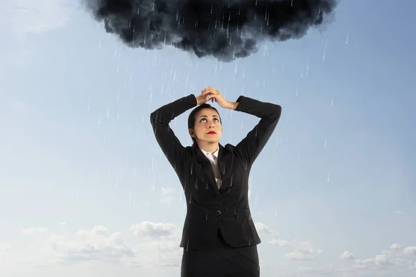 Ongelukkige zakenvrouw met een zwarte wolk vol regen over haar hoofd — Stockfoto