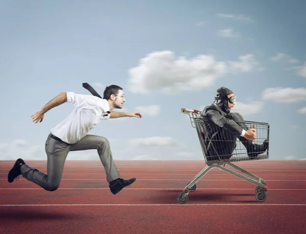 Επιχειρηματίας τρέχει γρήγορα οδήγηση ένα καλάθι κατά τη διάρκεια ενός διαγωνισμού — Φωτογραφία Αρχείου