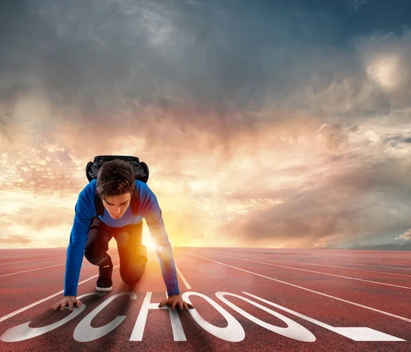 Estudiante listo para correr como una competencia. se inicia la escuela —  Fotos de Stock