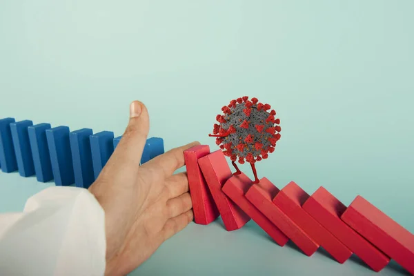 Concetto di pandemia di covid19 coronavirus con catena in caduta come un gioco domino. Progressione di contagio e infezione. Sfondo ciano — Foto Stock