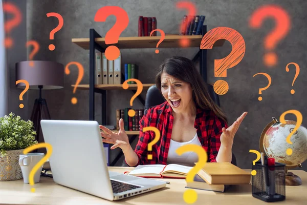 Girl is is Smartworking and works at home and has a lot of questions — Stock Photo, Image